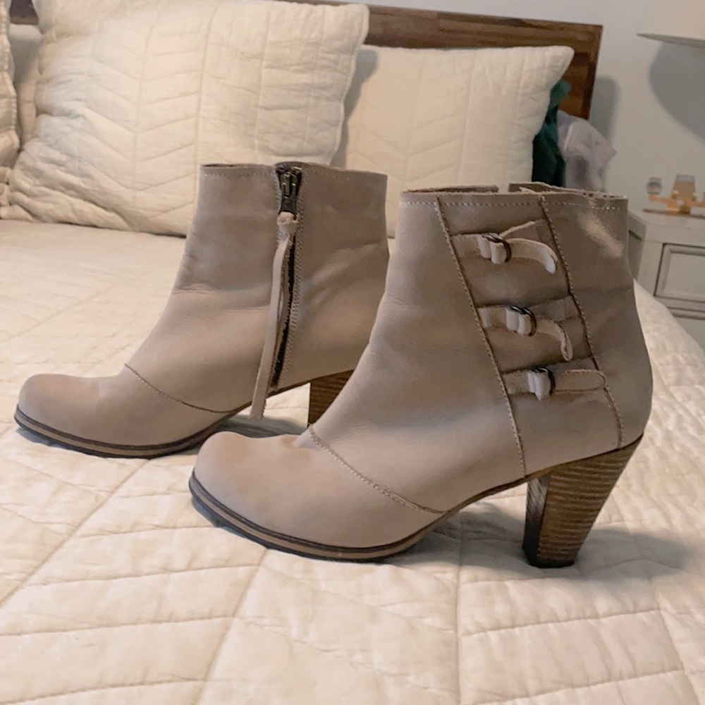 Holding Horses from Anthropologie euro size 38 (7.5 US)
